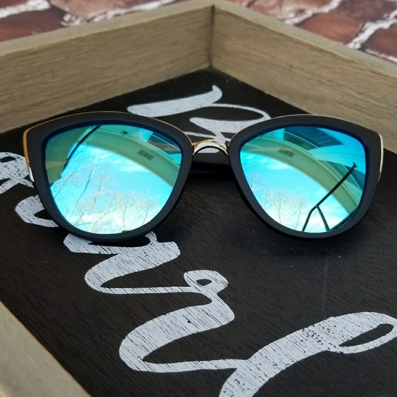 Accessories - Black cat eye frame sunglasses